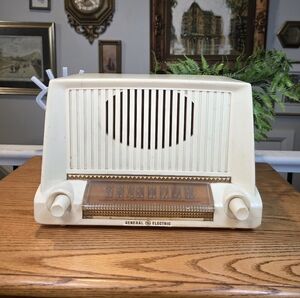 Vintage General Electric Model C453 Cream White Bakelite Tube Radio - Canada